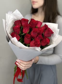 Оригинальный букет из 15 стандартных красных роз в серой упаковке
