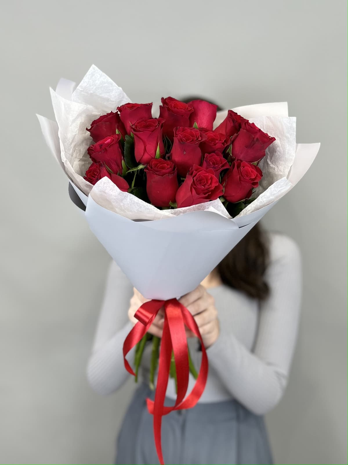 Оригинальный букет из 15 стандартных красных роз в серой упаковке