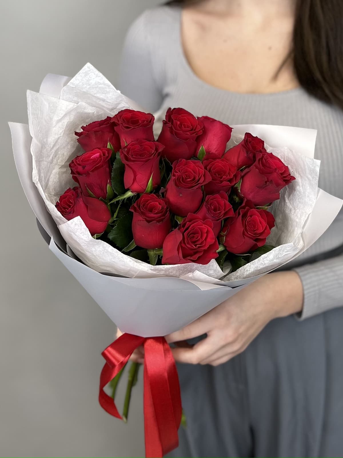 Оригинальный букет из 15 стандартных красных роз в серой упаковке