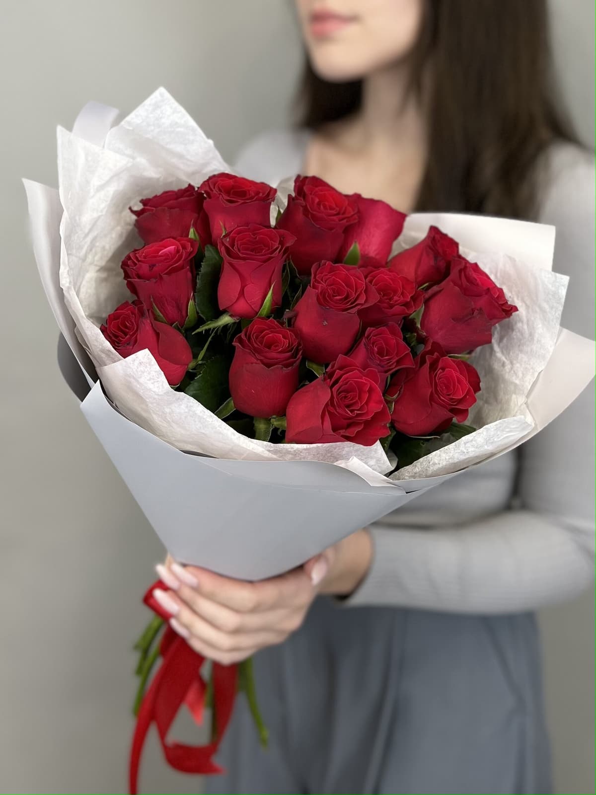 Оригинальный букет из 15 стандартных красных роз 50 см в серой упаковке
