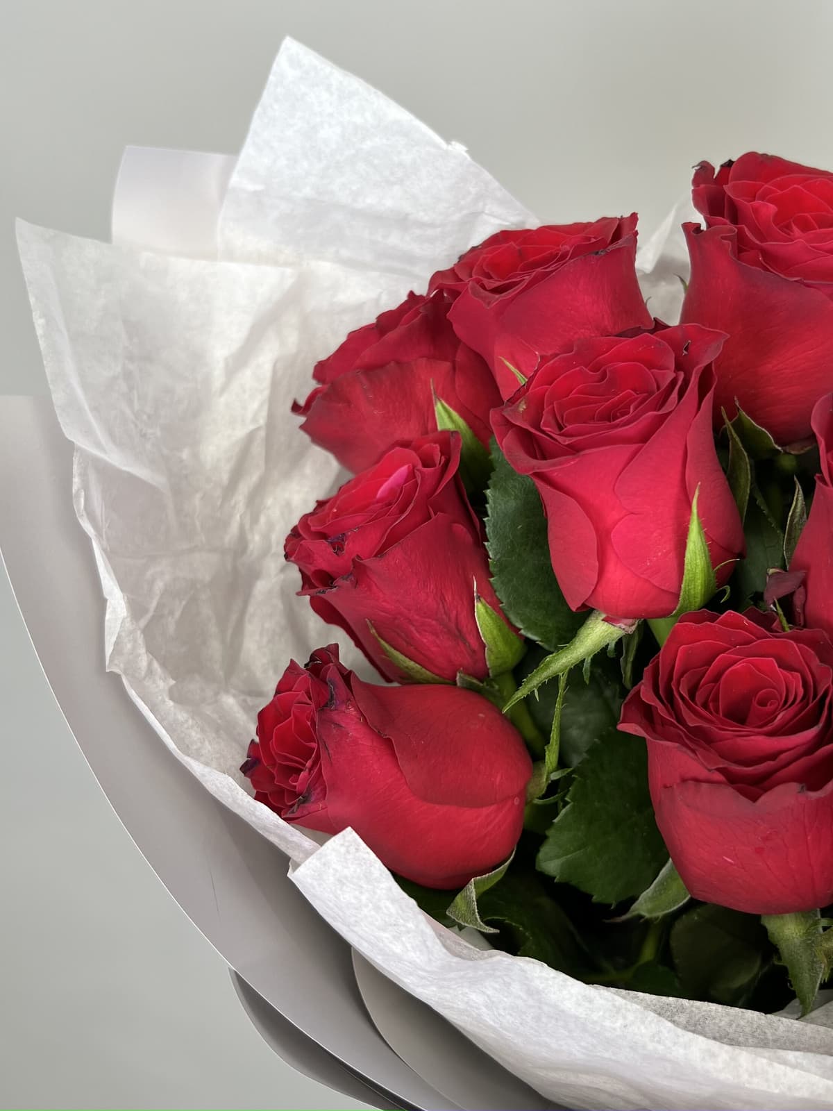 Оригинальный букет из 15 стандартных красных роз 50 см в серой упаковке