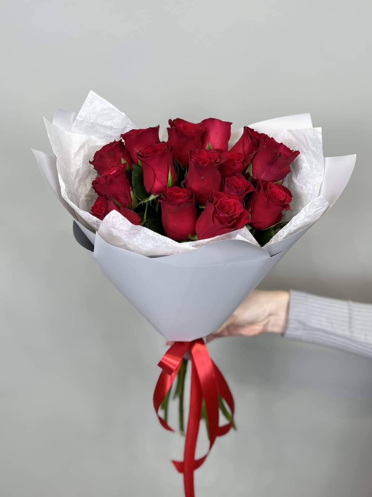 Оригинальный букет из 15 стандартных красных роз 50 см в серой упаковке