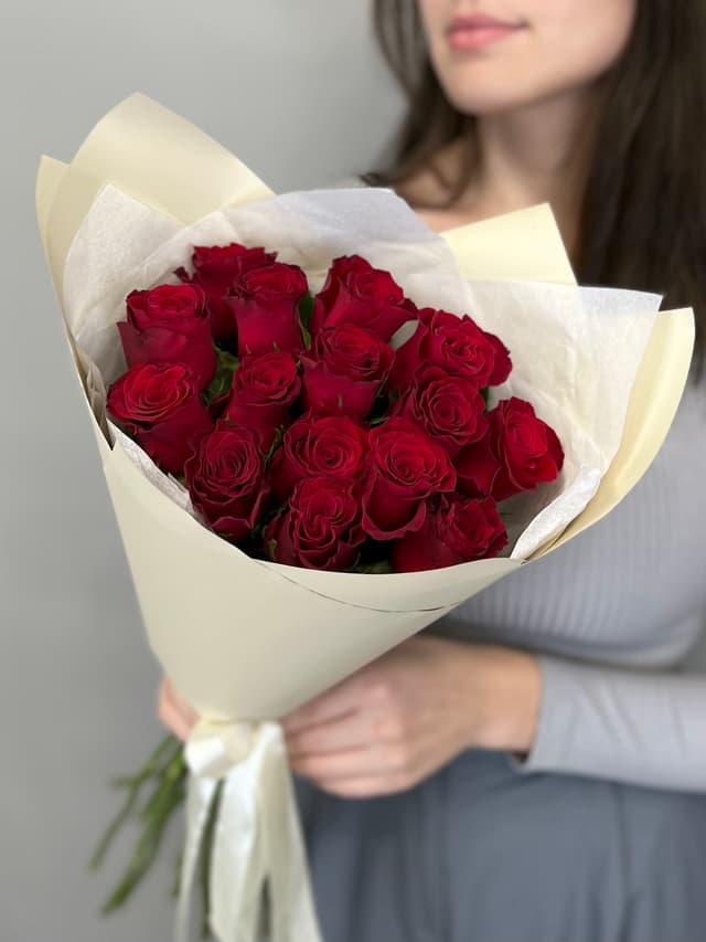 Праздничный букет из 15 стандартных красных роз в упаковке Праздничный букет из 15 стандартных красных роз в упаковке