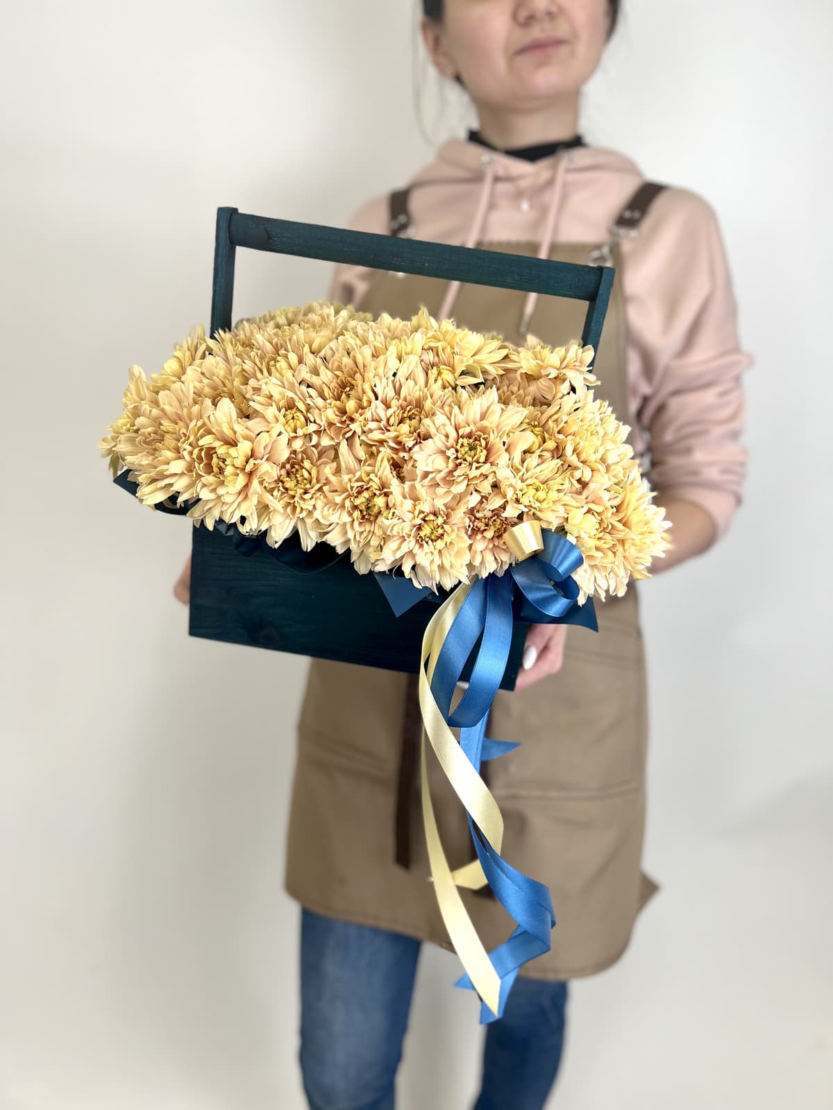 Букет из 15 цветных хризантем в ящике