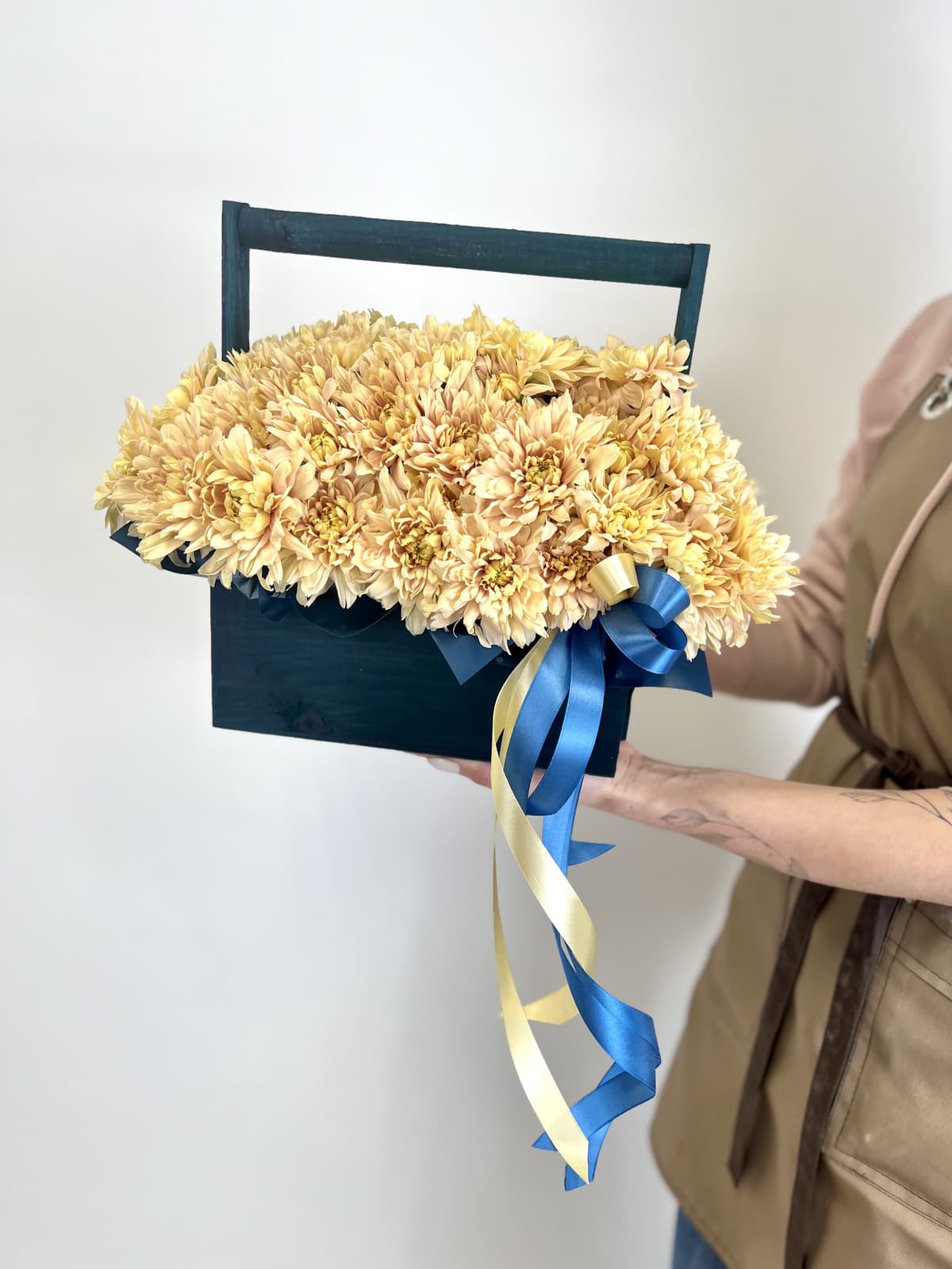 Букет из 15 цветных хризантем в ящике