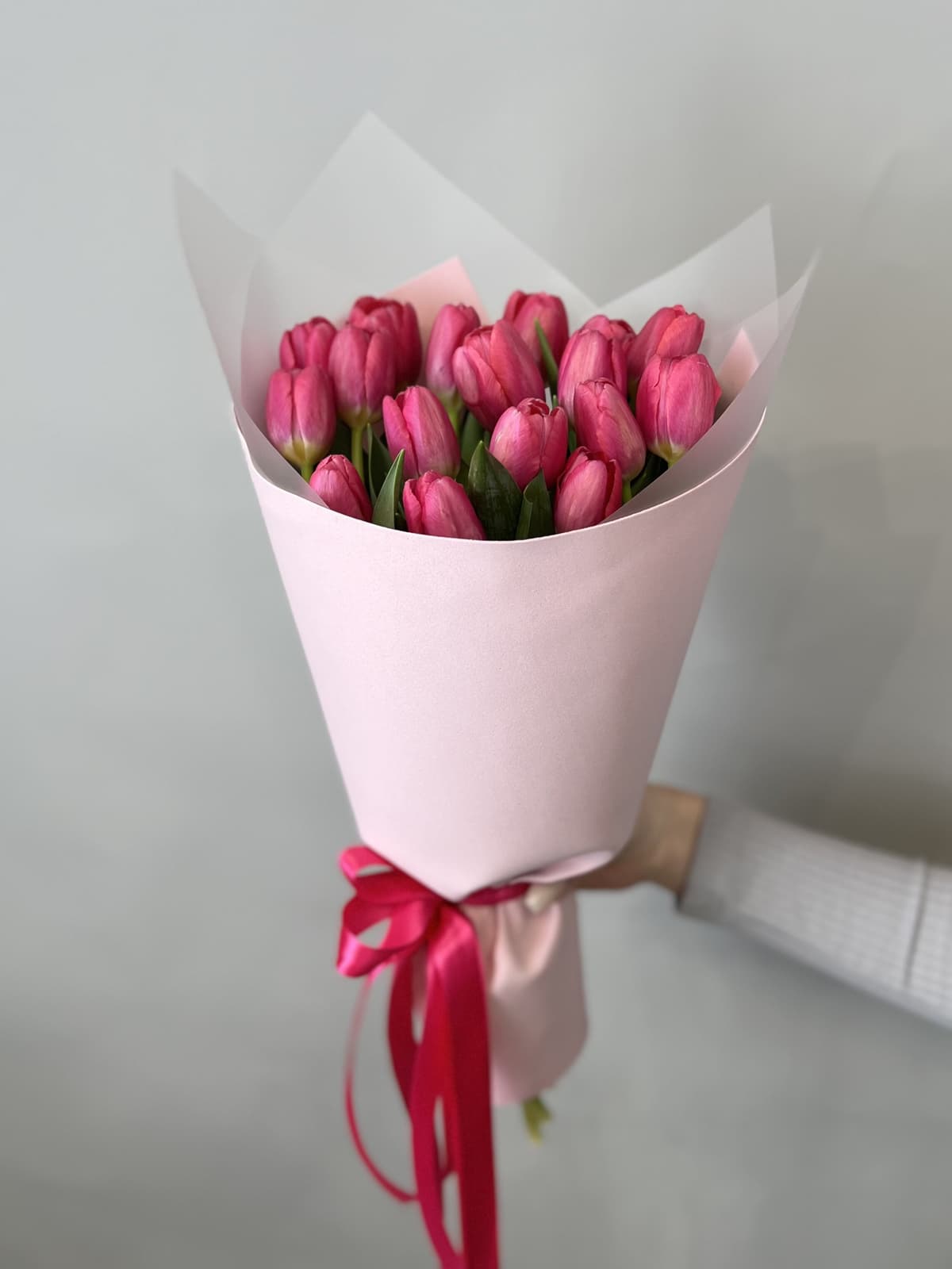 Букет из 15 ярко розовых тюльпанов в фоамиране