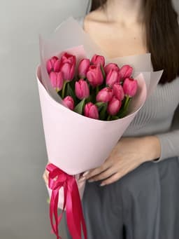 Букет из 15 ярко розовых тюльпанов в фоамиране