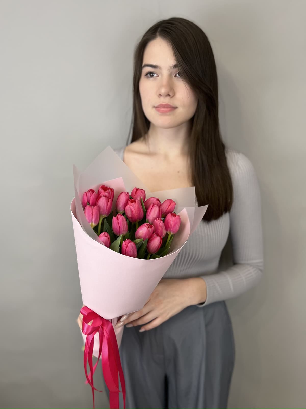 Букет из 15 ярко розовых тюльпанов в фоамиране