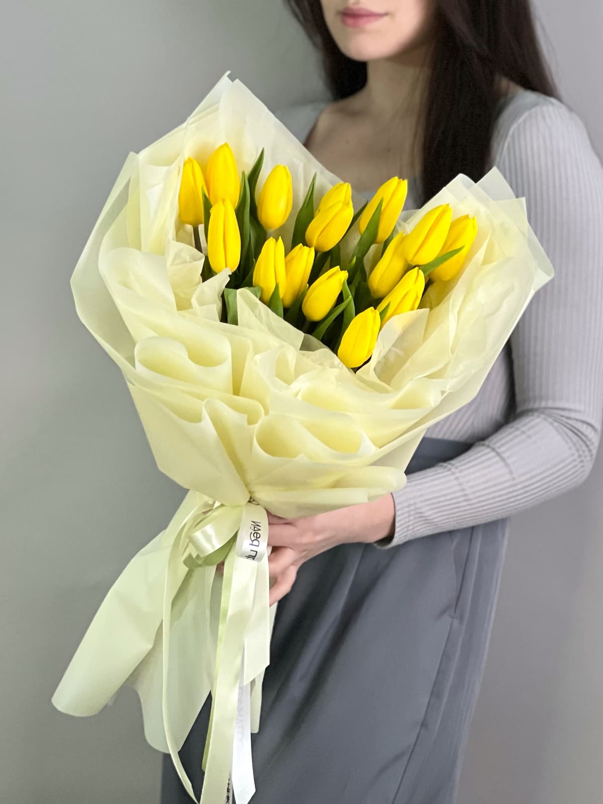 Букет из 15 желтых тюльпанов в фирменной упаковке