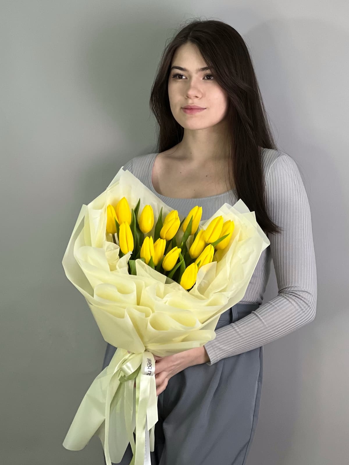 Букет из 15 желтых тюльпанов в фирменной упаковке