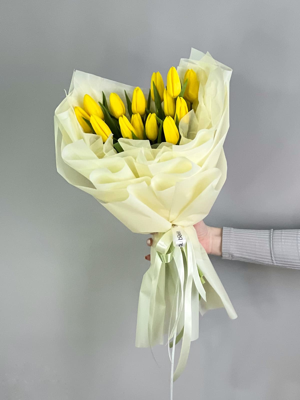 Букет из 15 желтых тюльпанов в фирменной упаковке