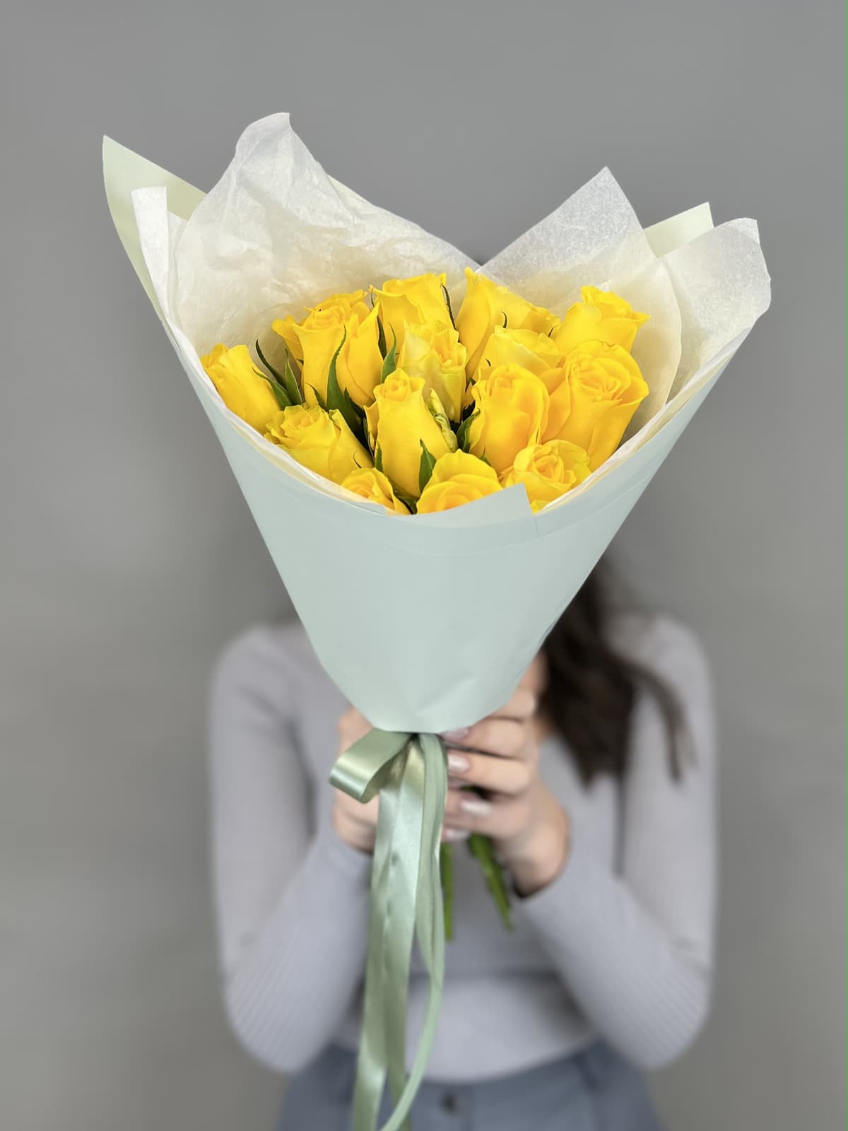 Букет из 15 желтых роз Кения 35-40 см в матовой бумаге