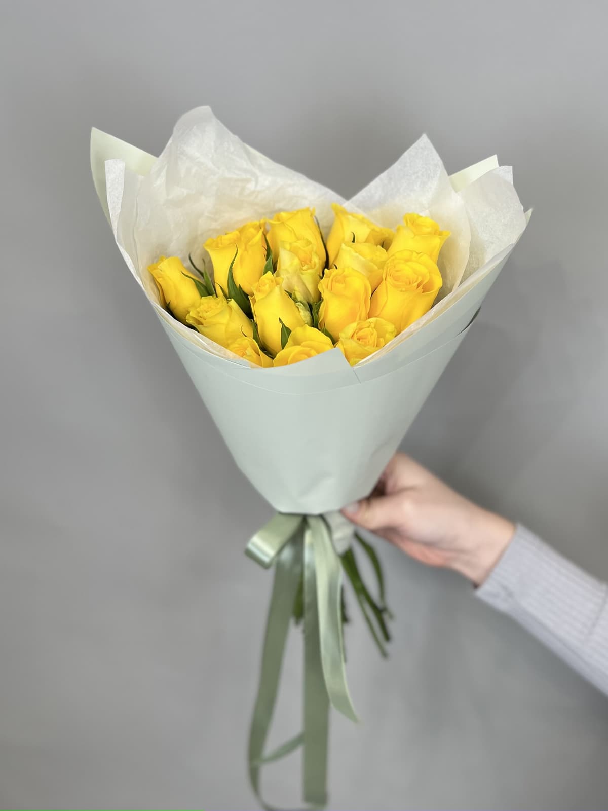 Букет из 15 желтых роз Кения 35-40 см в матовой бумаге