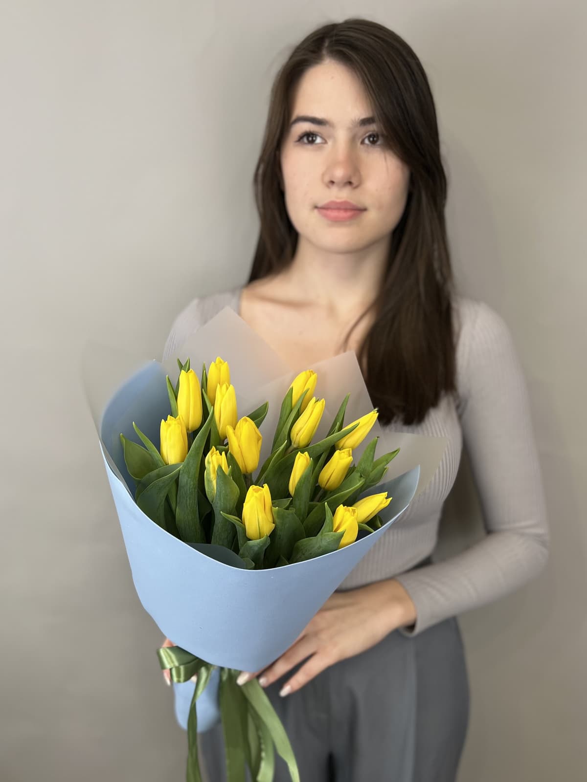 Букет из 15 желтых тюльпанов в фоамиране
