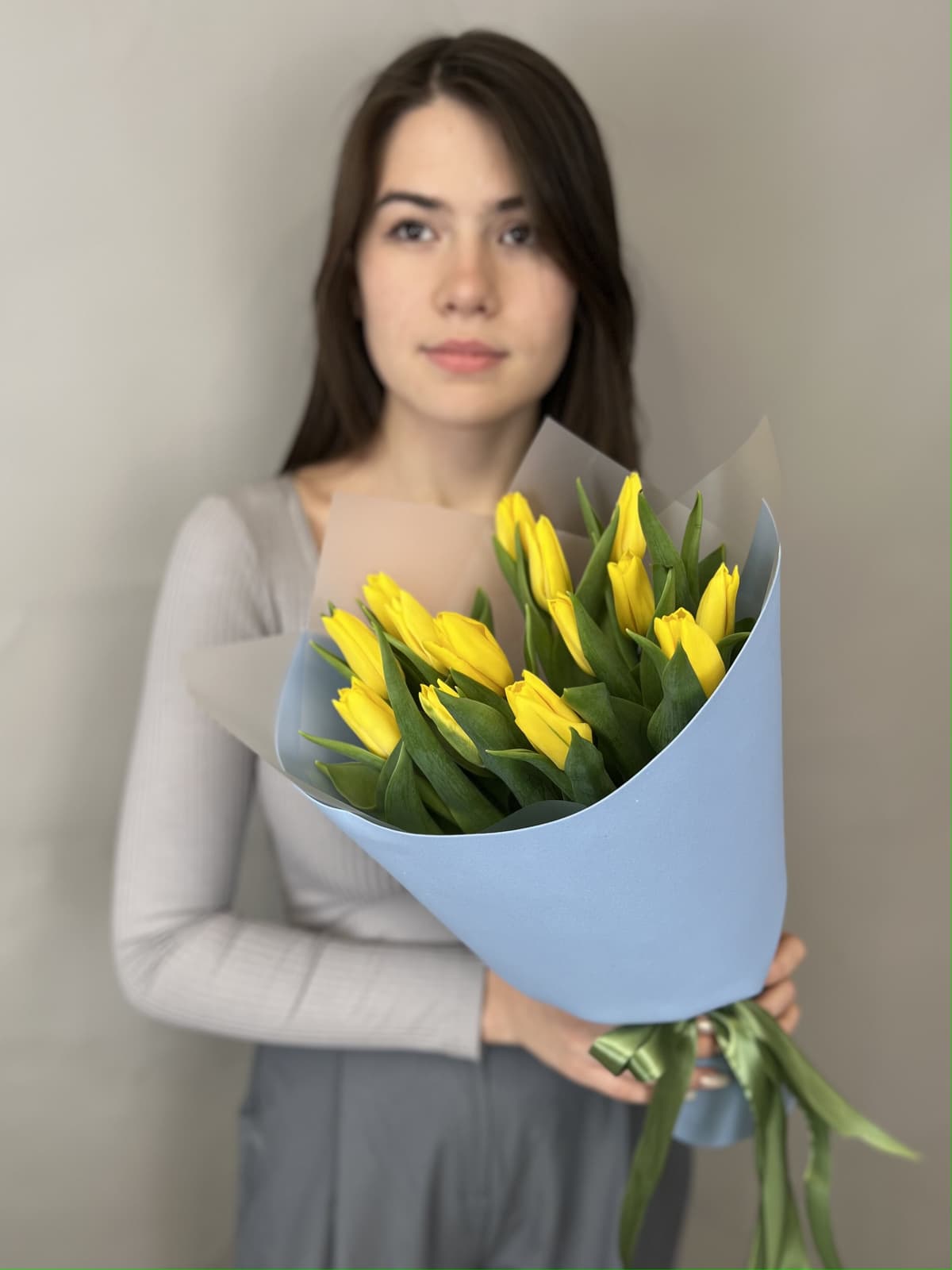 Букет из 15 желтых тюльпанов в фоамиране