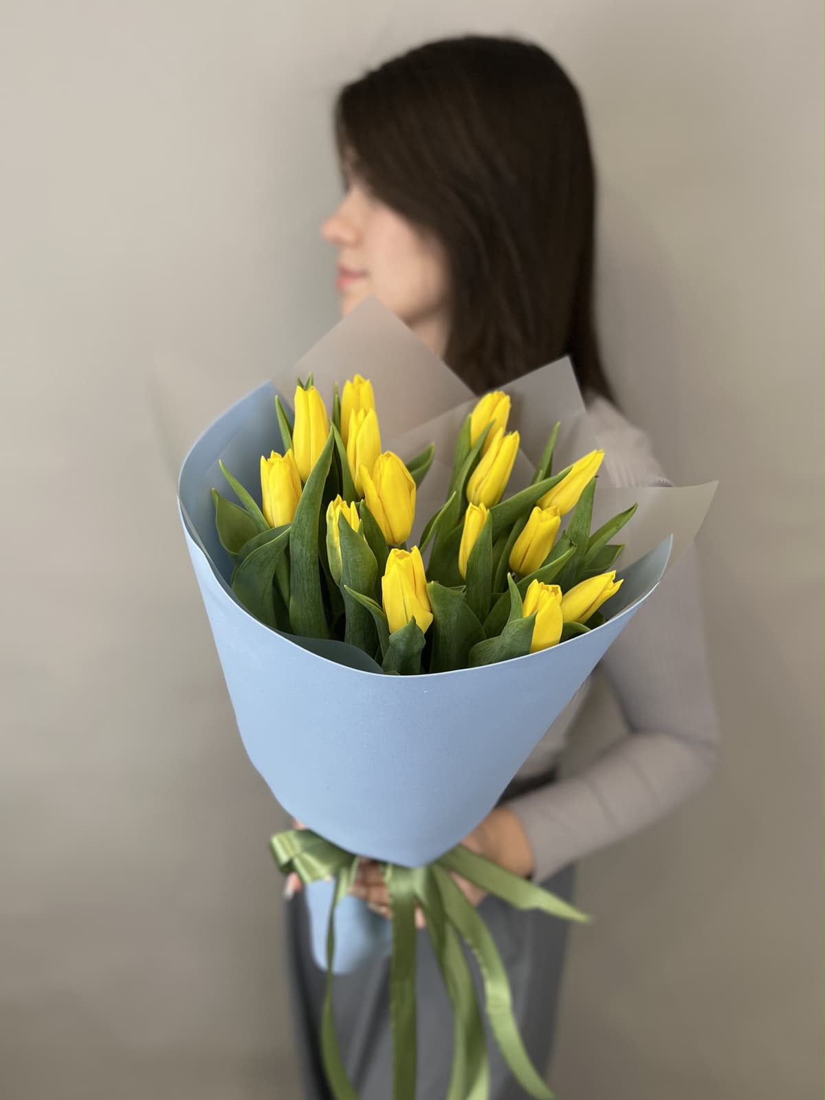 Букет из 15 желтых тюльпанов в фоамиране