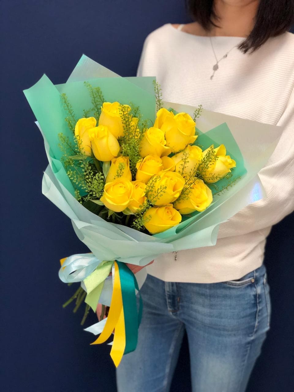 Букет из 15 жёлтых Роз Эквадор в фирменном оформлении 70 см
