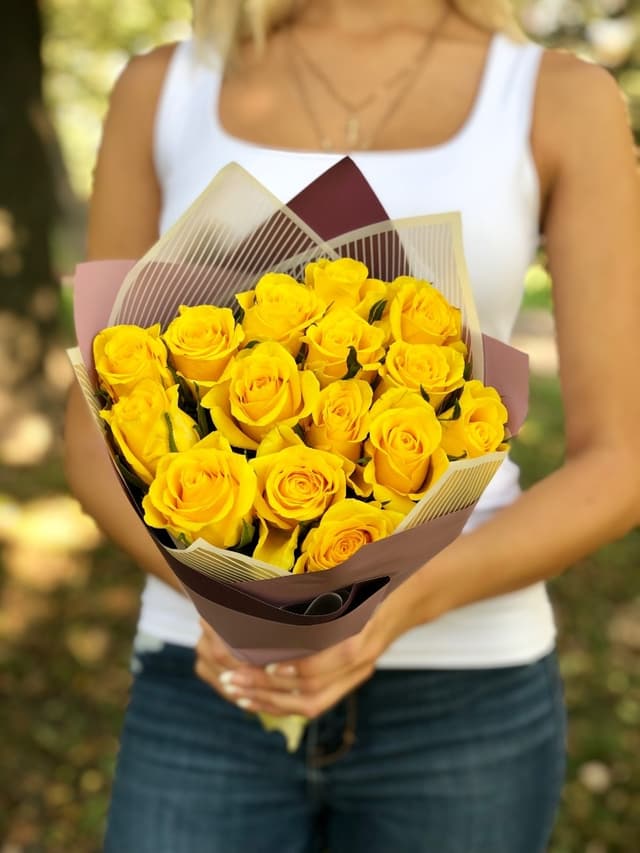Букет из 15 жёлтых Роз Эквадор в матовой бумаге 60 см Букет из 15 жёлтых Роз Эквадор в матовой бумаге 60 см