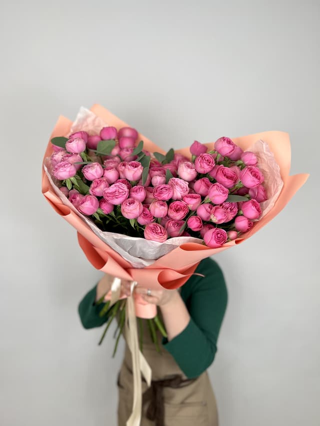 Букет из 19 Кустовых пионовидных Роз Giselle с Эвкалиптом Букет из 19 Кустовых пионовидных Роз Giselle с Эвкалиптом