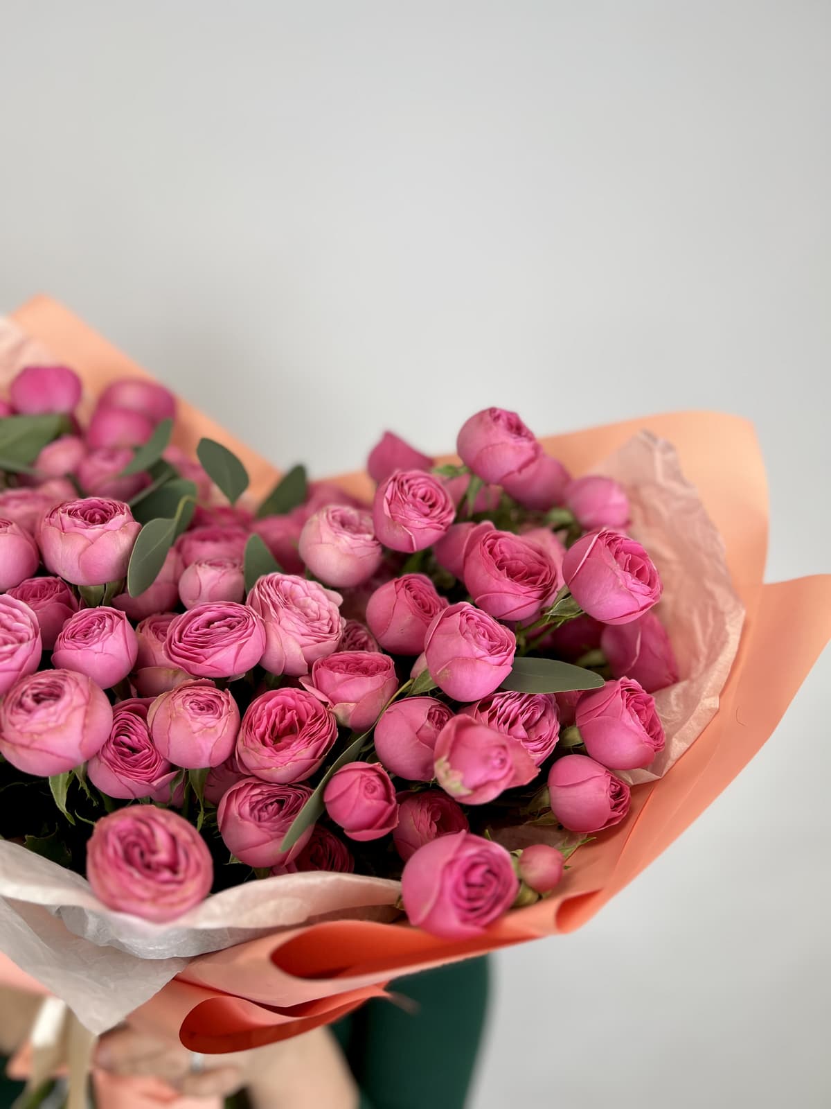 Букет из 19 Кустовых пионовидных Роз «Жизель» с Эвкалиптом