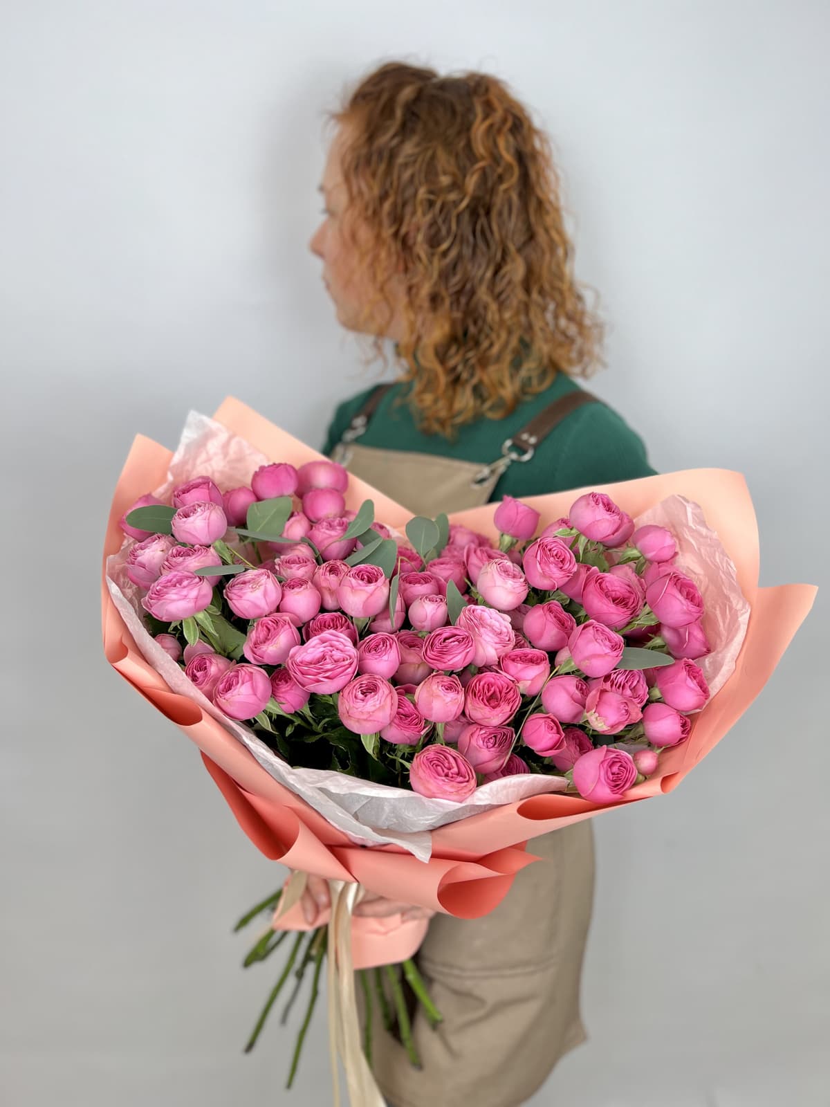 Букет из 19 Кустовых пионовидных Роз «Жизель» с Эвкалиптом