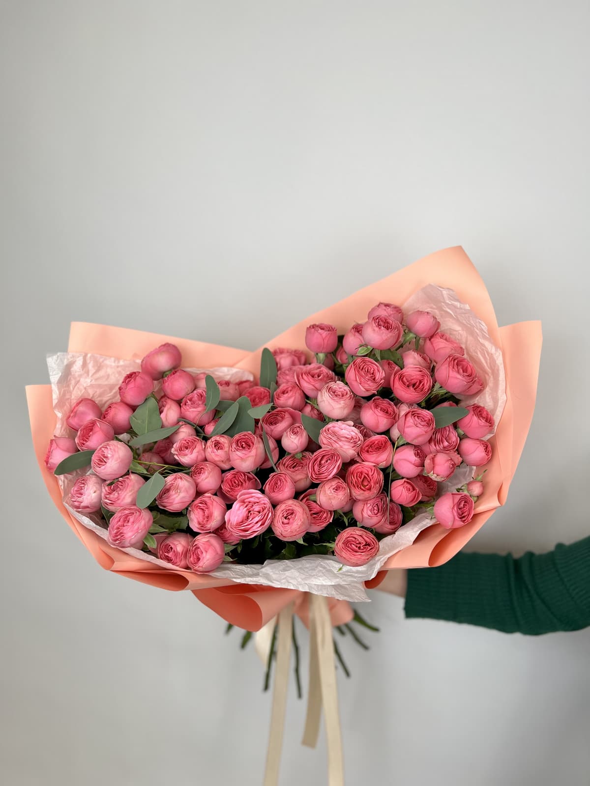 Букет из 19 Кустовых пионовидных Роз «Жизель» с Эвкалиптом