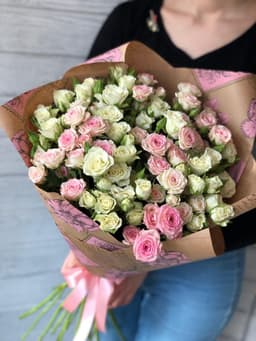 Букет из 19 кустовых роз в крафт бумаге