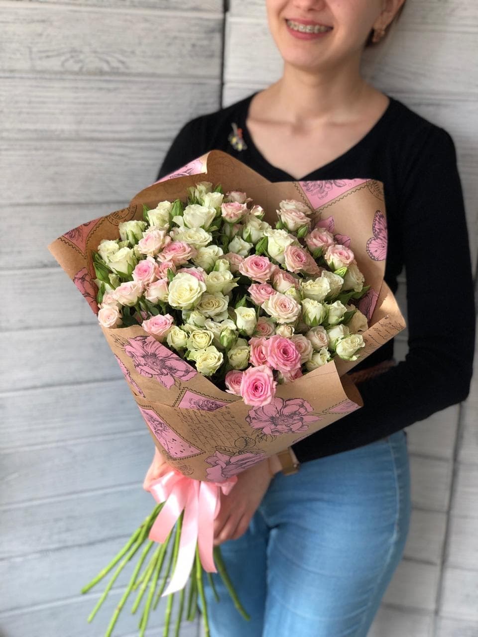Букет из 19 кустовых роз в крафт бумаге