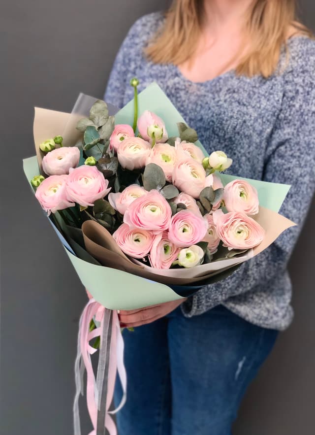 Букет из 19 Ранункулюсов в матовой бумаге Букет из 19 Ранункулюсов в матовой бумаге