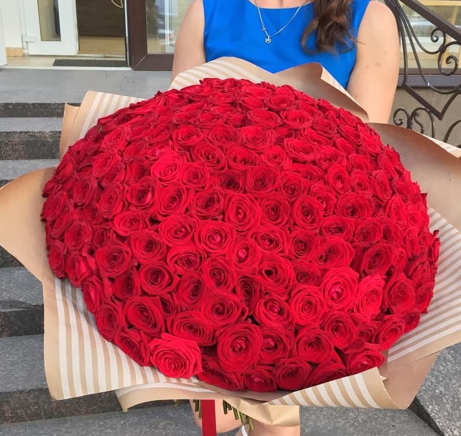 Букет из 201 красной Розы Эквадор в крафт бумаге 90 см