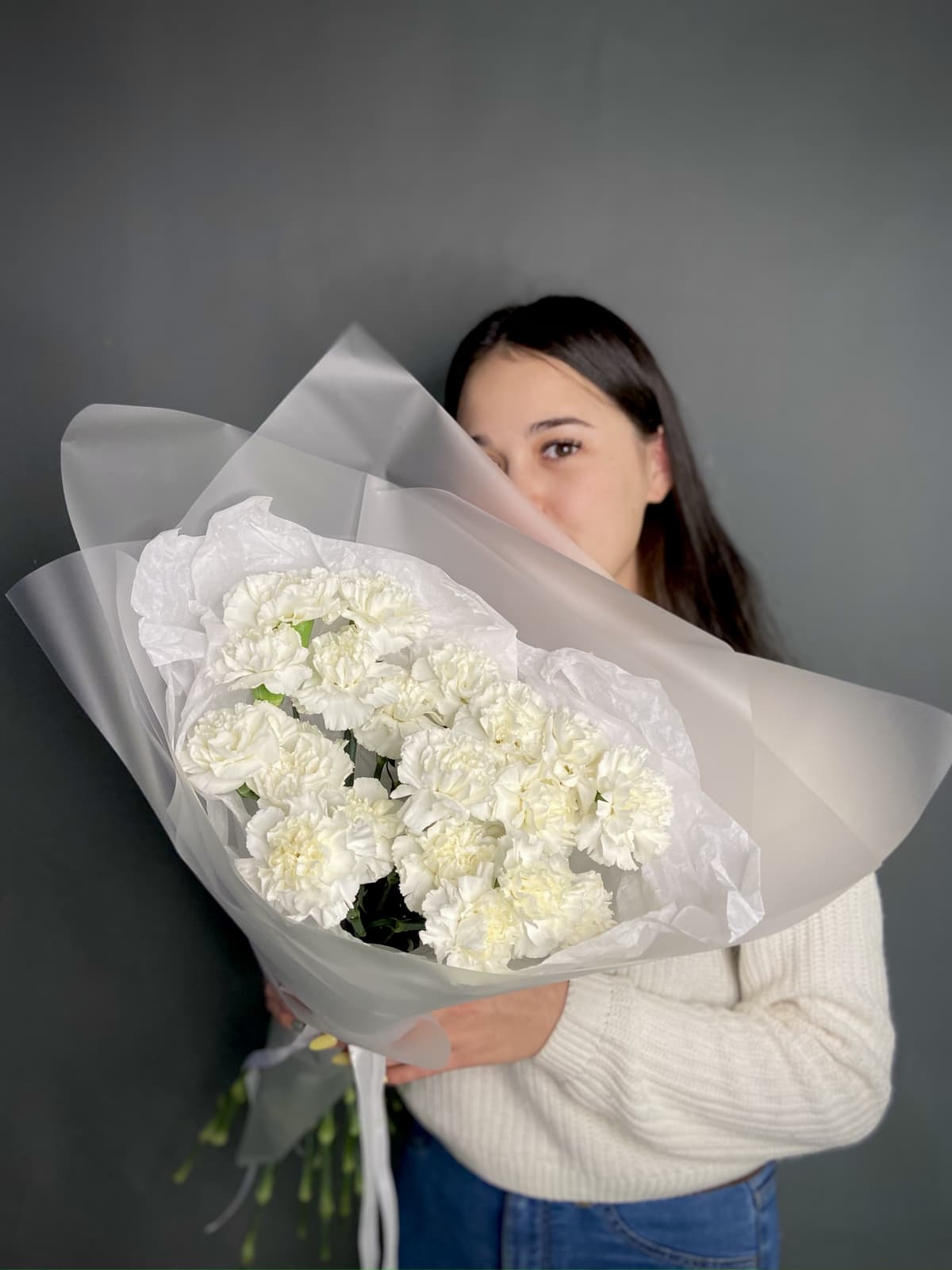 Красивый букет из 21 белого диантуса в матовой бумаге