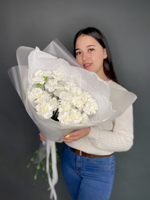 Красивый букет из 21 белого диантуса в матовой бумаге Красивый букет из 21 белого диантуса в матовой бумаге