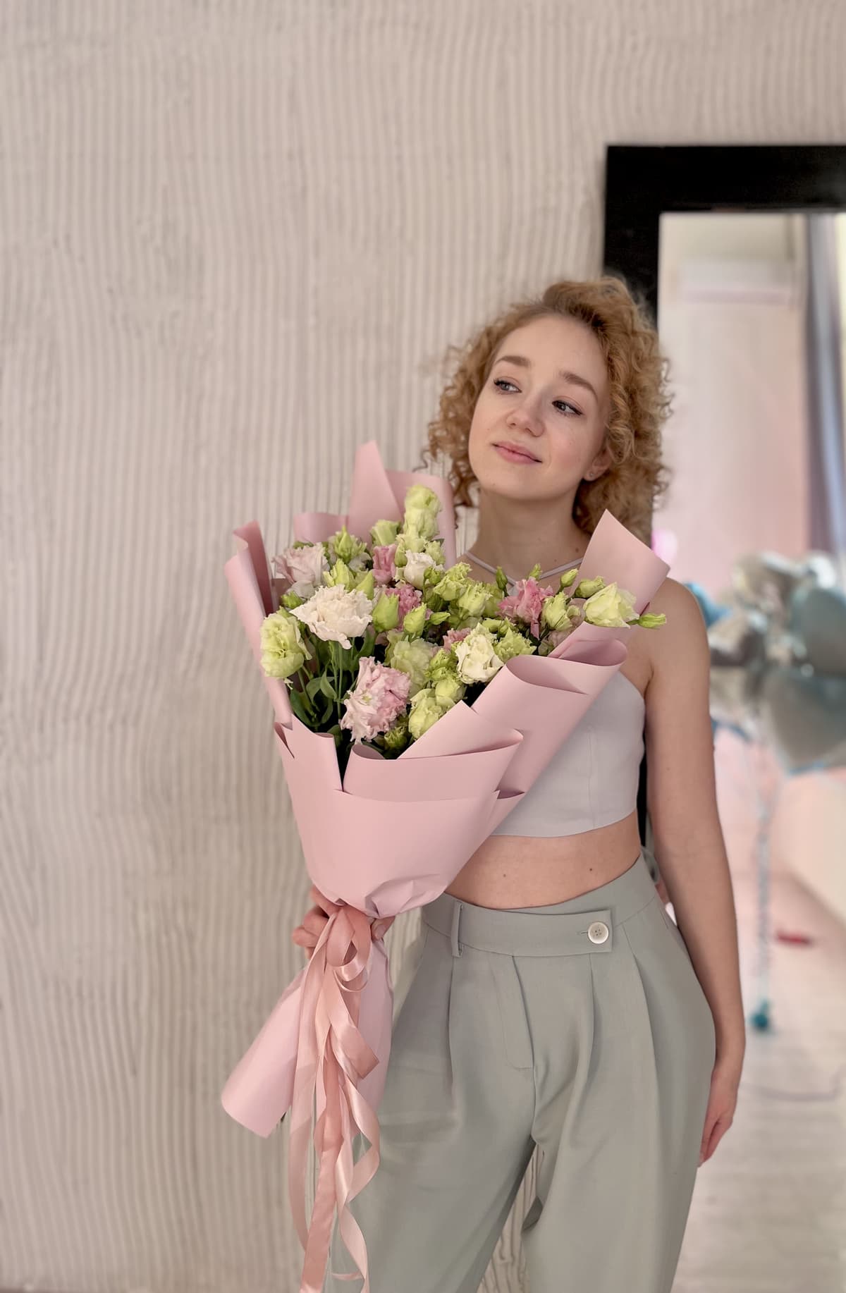 Дизайнерский букет из 21 Эустомы Alisa в матовой упаковке