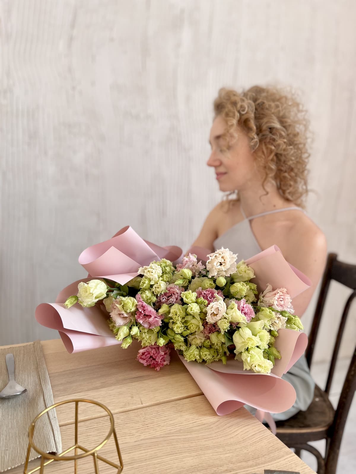 Дизайнерский букет из 21 Эустомы Alisa в матовой упаковке