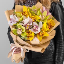 Красочный букет из 21 микс Орхидей в матовой бумаге с зеленью