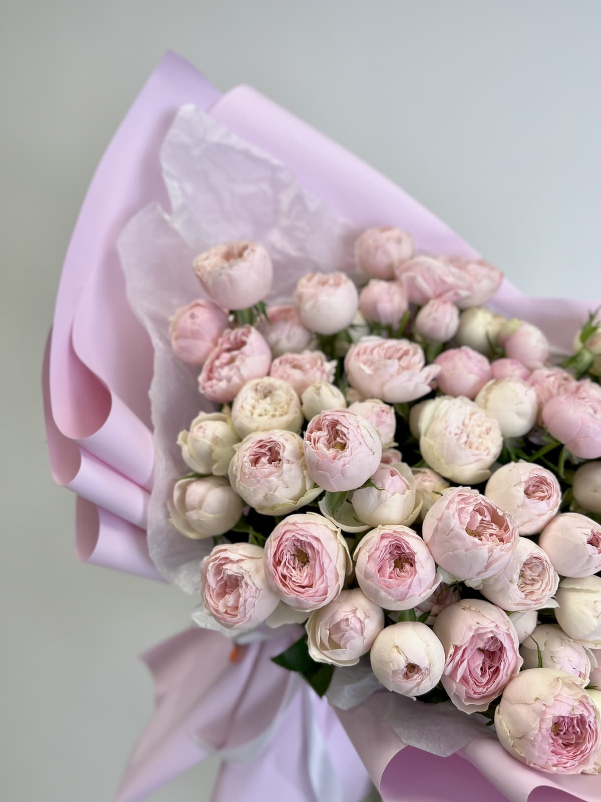 Стильный букет из 21 пионовидной кустовой розы Mansfield Park