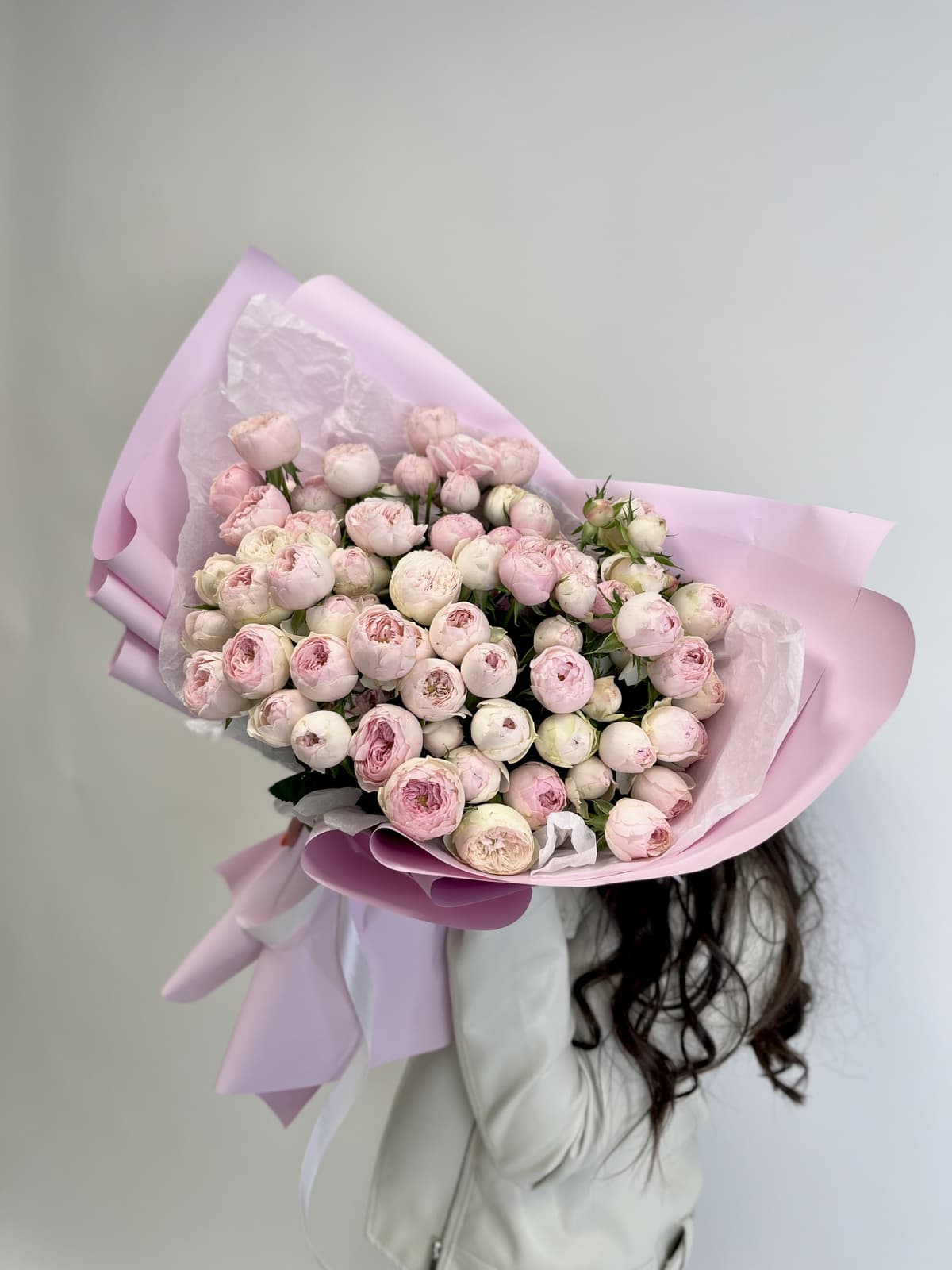 Стильный букет из 21 пионовидной кустовой розы Mansfield Park