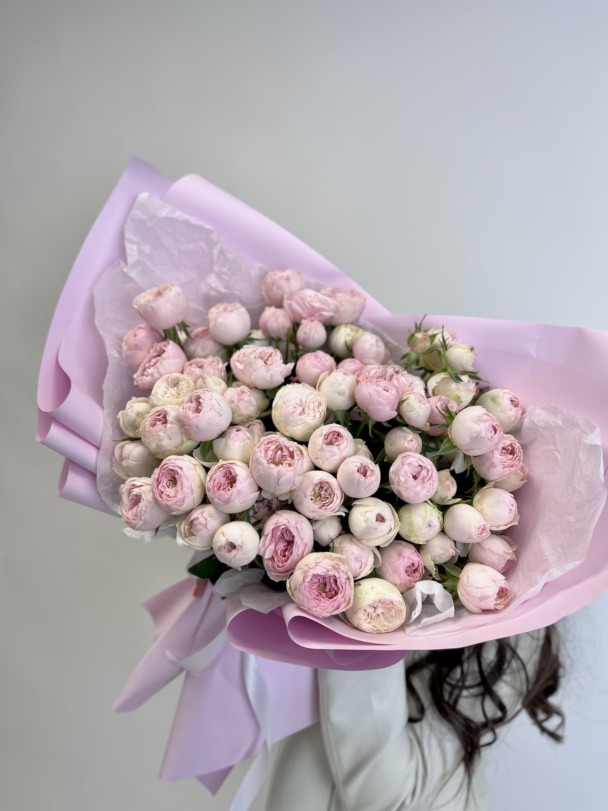 Стильный букет из 21 пионовидной кустовой розы Mansfield Park