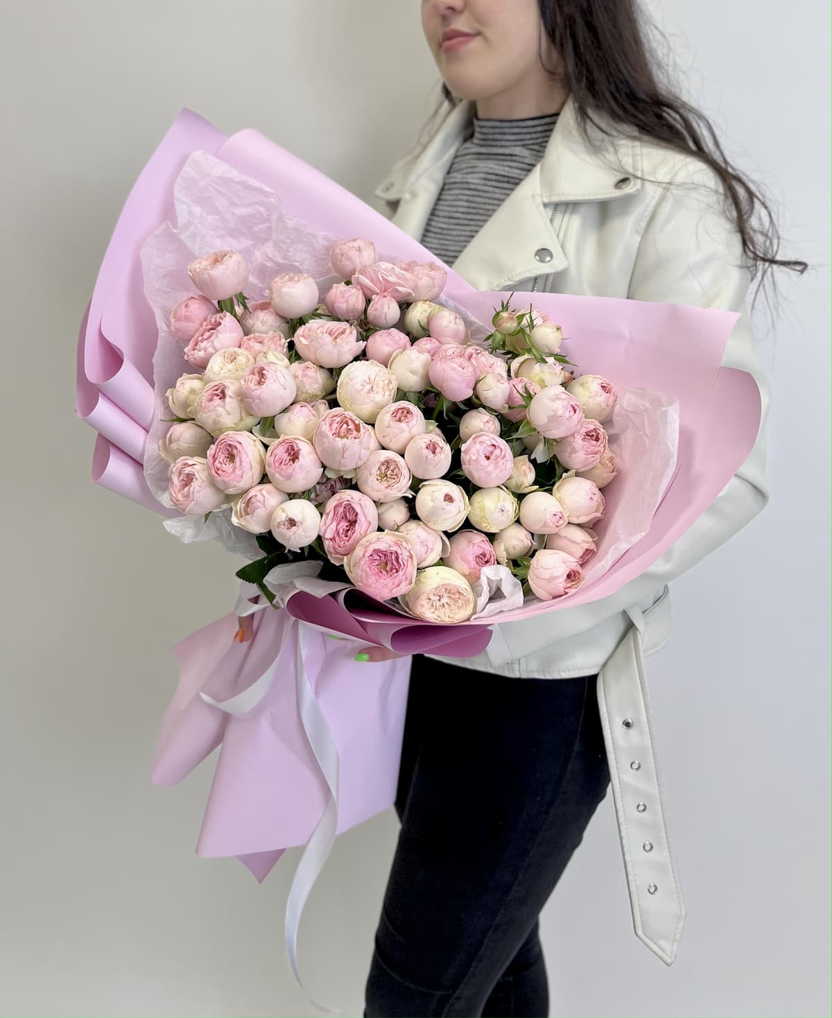 Стильный букет из 21 пионовидной кустовой розы «Майнсфилд Парк»