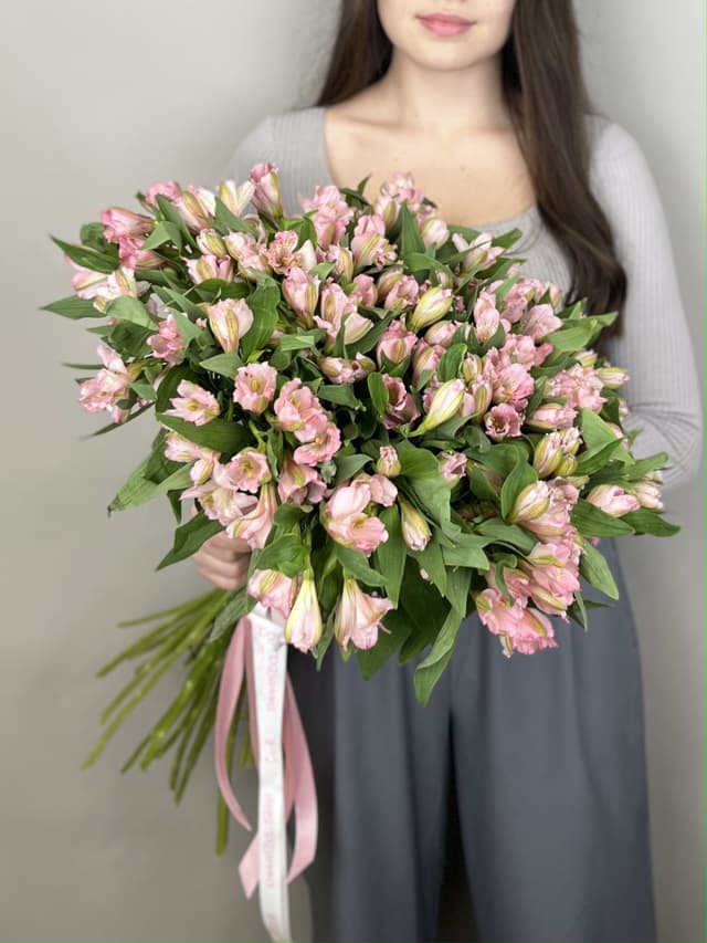 Весенний букет из 25 альстромерий "Элегантность" Весенний букет из 25 альстромерий "Элегантность"