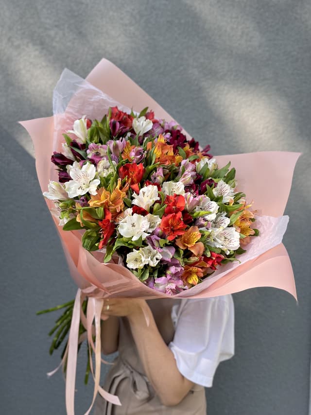 Красивый букет из 25 Альстромерий микс в матовой бумаге Красивый букет из 25 Альстромерий микс в матовой бумаге