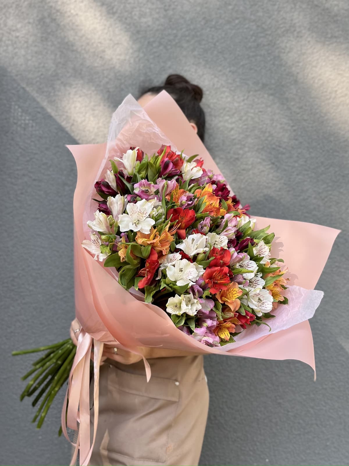 Красивый букет из 25 Альстромерий микс в матовой бумаге