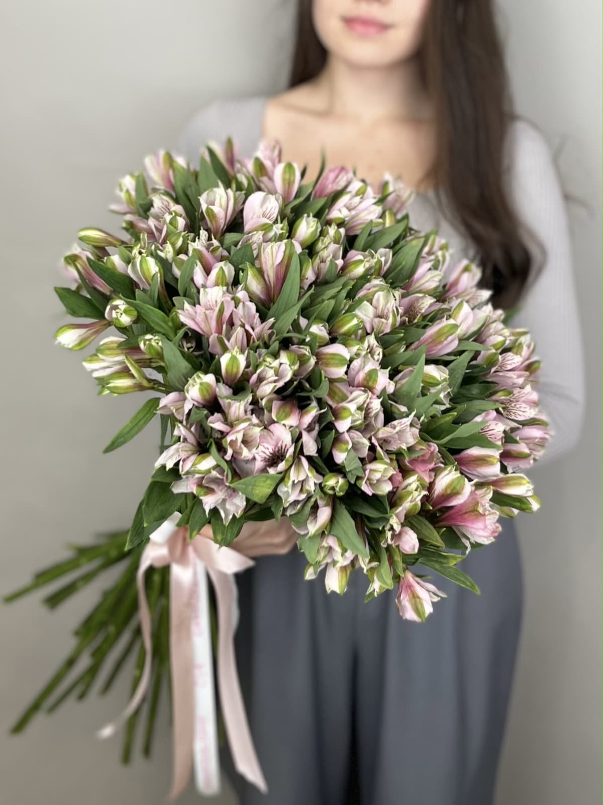 Свежий букет из 25 альстромерий "Primadonna"