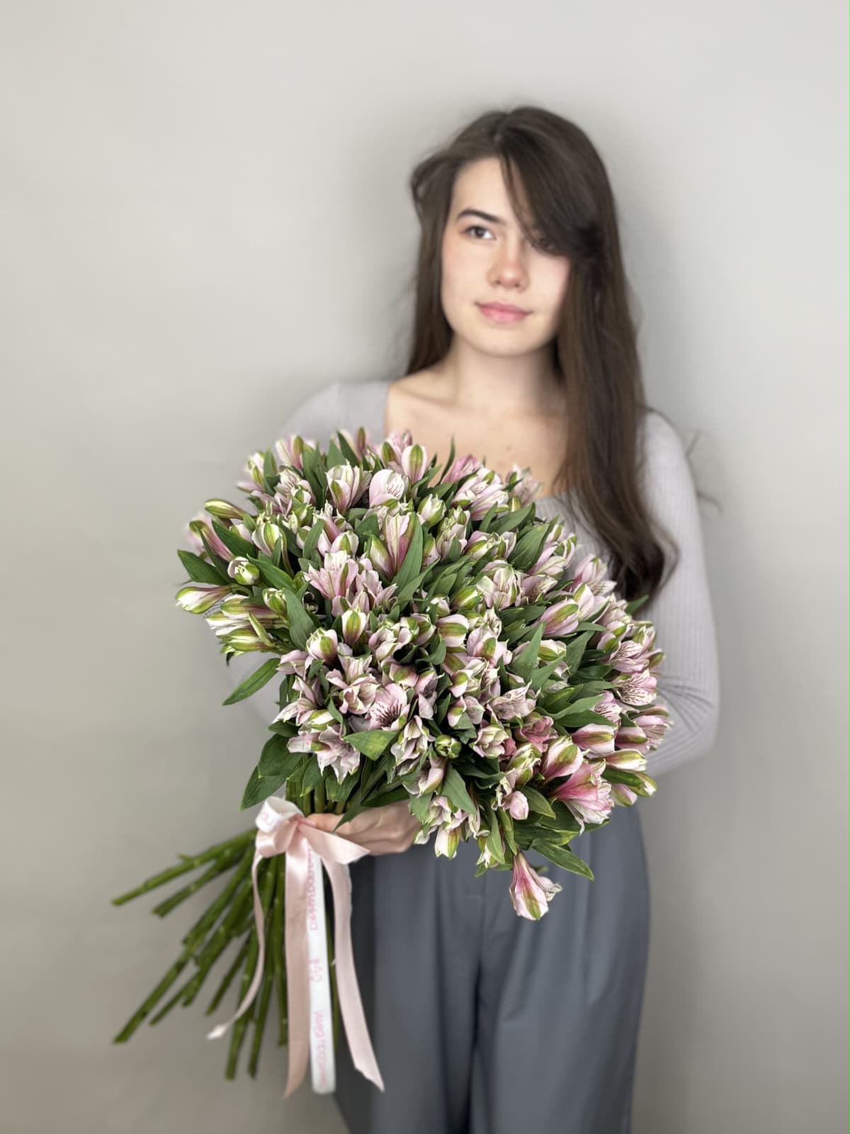 Свежий букет из 25 альстромерий "Primadonna"