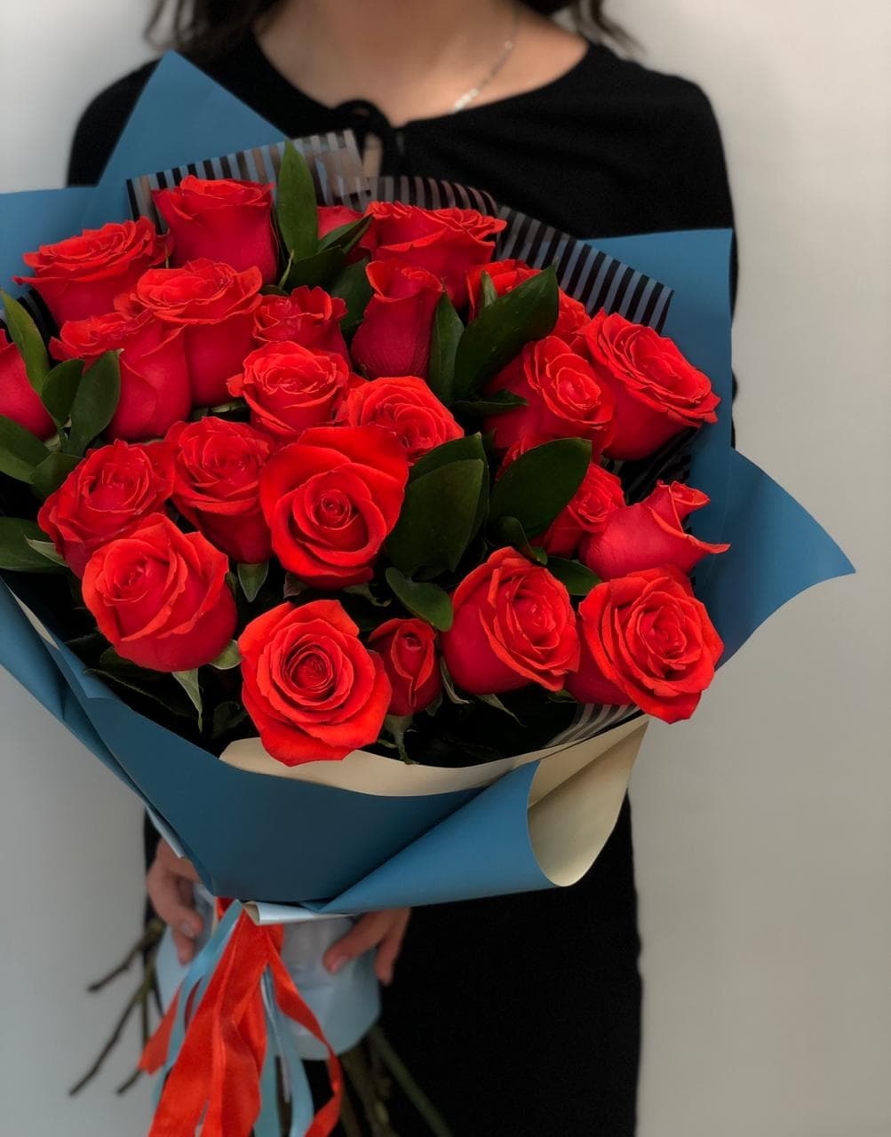 Популярный букет из 25 алых Роз Эквадор с зеленью в матовой бумаге 50 см