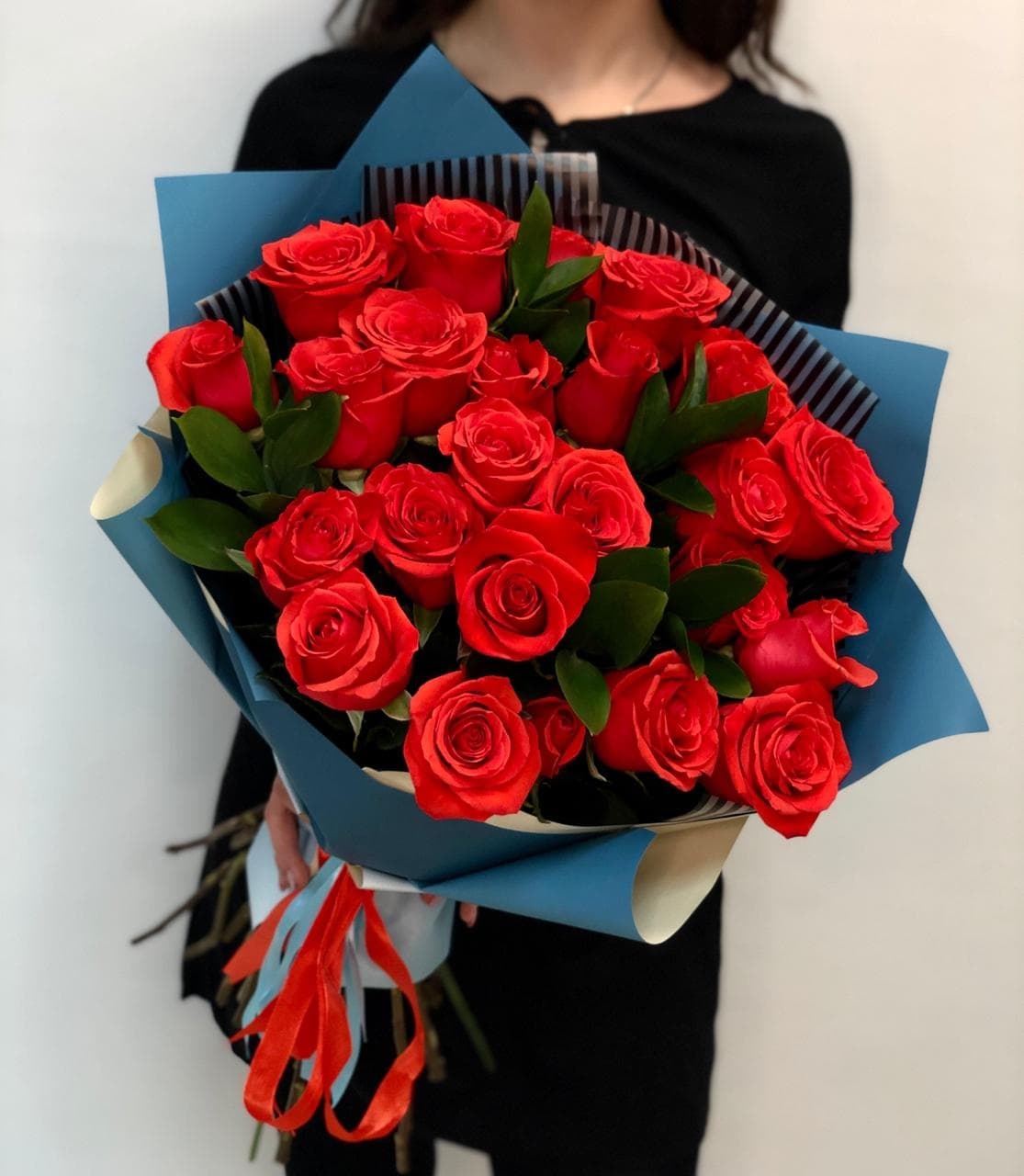 Букет из 25 алых Роз Эквадор с зеленью в матовой бумаге 70 см