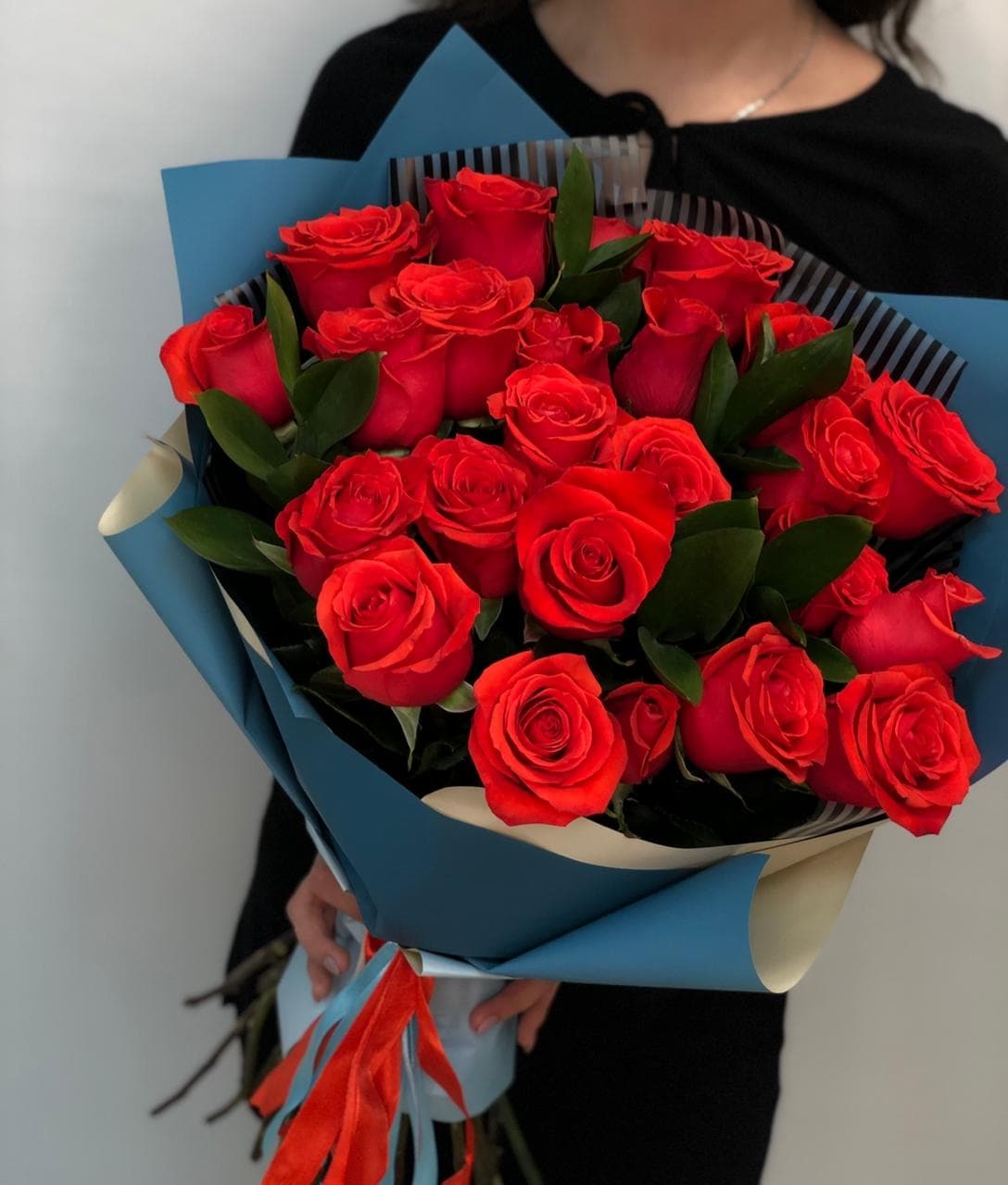 Букет из 25 алых Роз Эквадор с зеленью в матовой бумаге 70 см