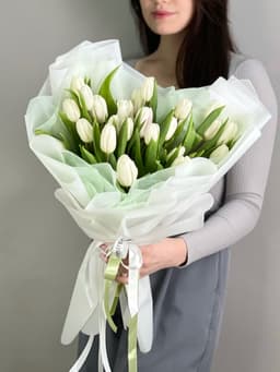 Букет из 25 белых тюльпанов в фирменной упаковке