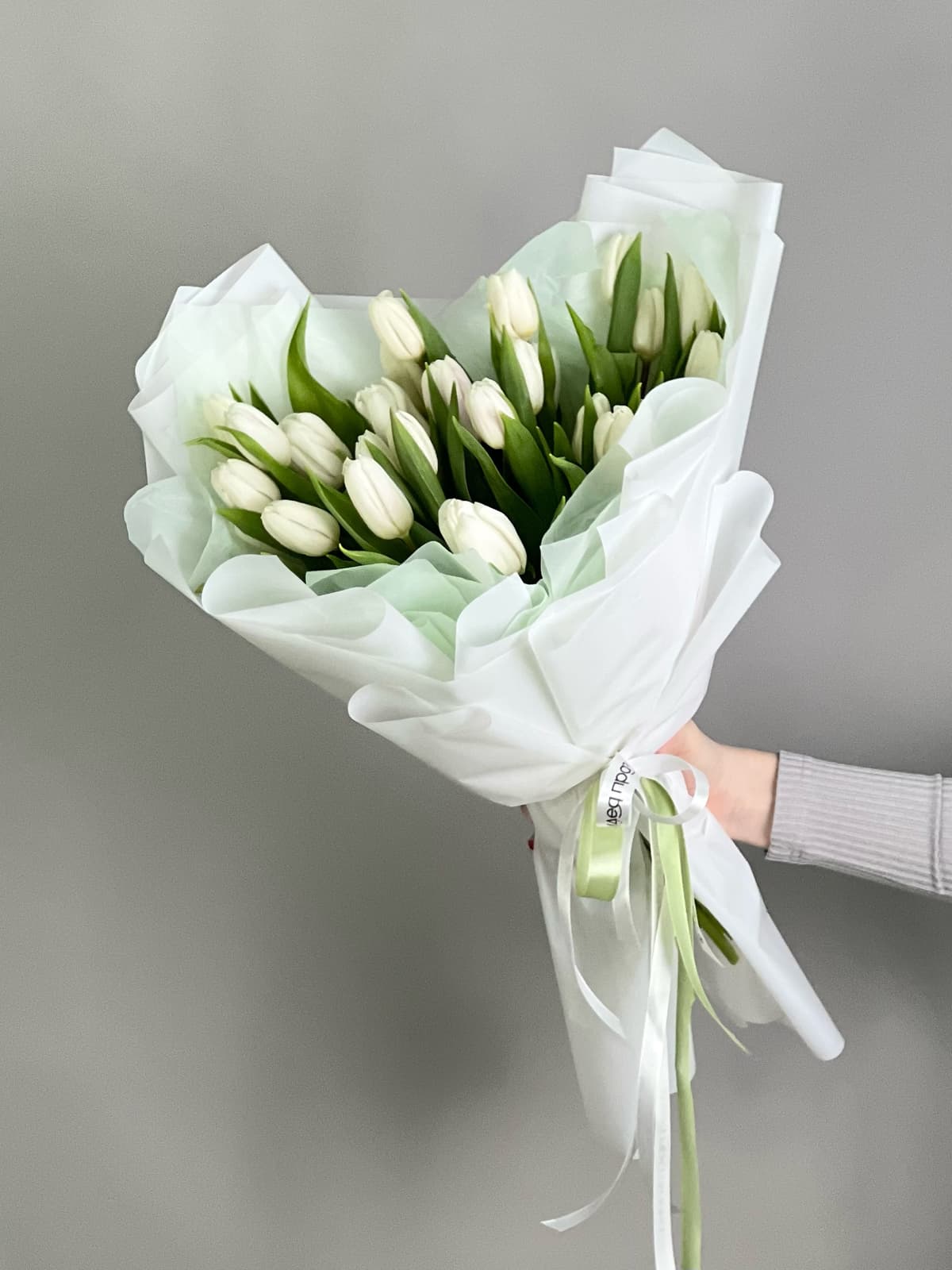 Букет из 25 белых тюльпанов в фирменной упаковке