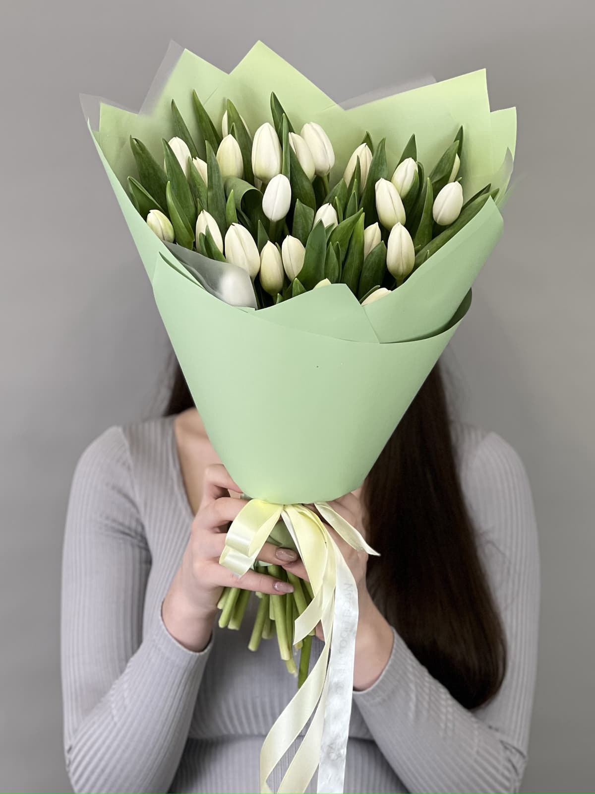 Нежный букет из 25 белых тюльпанов